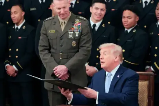 唐纳德·特朗普签署行政命令，施压电视网络保留陆军-海军比赛独家播出时段