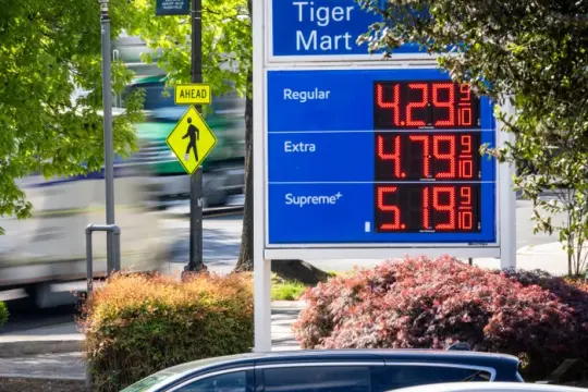 美国汽油均价升至四年来高位 达每加仑4.18美元