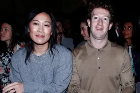 马克·扎克伯格坐在普拉达最新时装秀前排绝非巧合