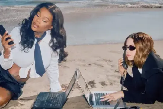 Bobbi Althoff 与 Sukihana 的 YouTube 系列节目《That’s BS With Bobbi & Suki》定于下周首播