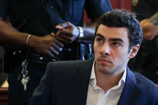 被控杀害联合健康保险CEO案嫌疑人出庭 听证聚焦死刑及证据争议