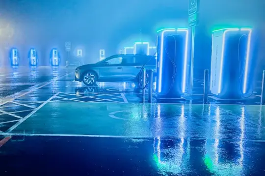 “这很愚蠢”：西方车企放缓电动化投入，担忧在新一轮竞争中被边缘化