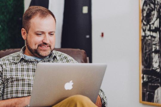 具有自主性的AI机器人群进入社交平台：研究警告或加剧心理健康风险并冲击民主