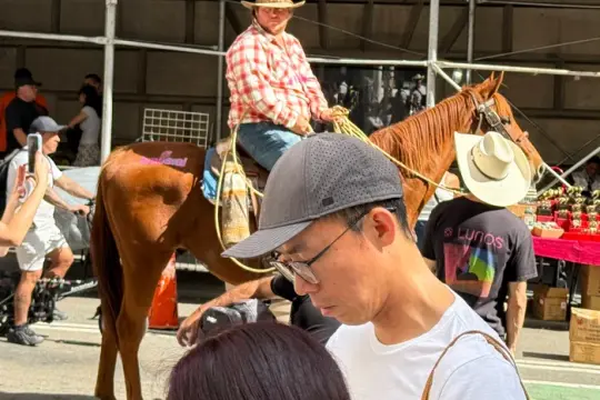 牛仔、套索与“裸露”登台：AI初创企业在拥挤赛道用噱头争夺注意力