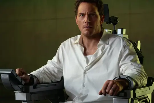 科幻惊悚片《仁慈审判》：克里斯·帕拉特饰警探对峙AI全息法官丽贝卡·弗格森