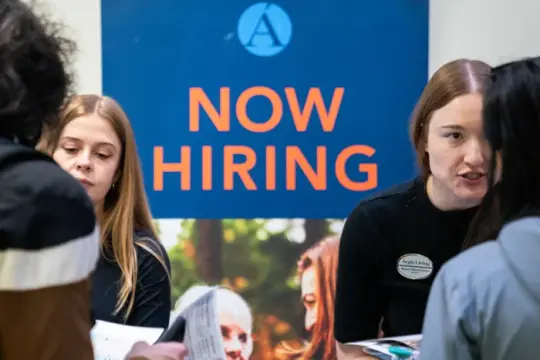 美国2月失业人数减少9.2万，就业增长放缓引发关注