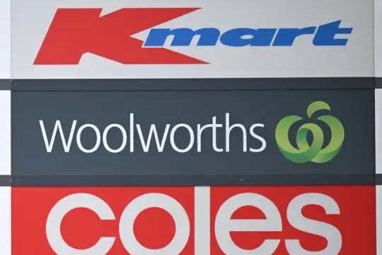 零售商加速布局“代理型”AI购物助理，拟人化体验与失控风险成焦点