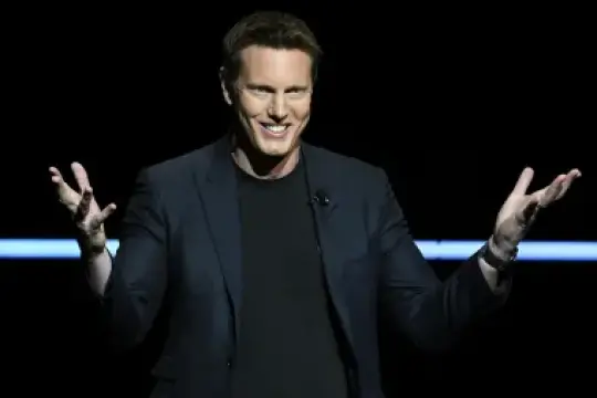 派拉蒙CEO大卫·埃里森在CinemaCon惊喜亮相，承诺实行45天院线窗口：“派拉蒙影城重焕生机，我们无比激动”