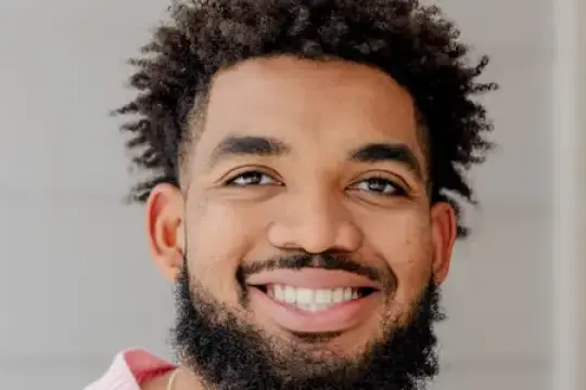 我是卡尔-安东尼·唐斯：纽约尼克斯球员的一天，从骨头汤早餐到赛前两小时小憩