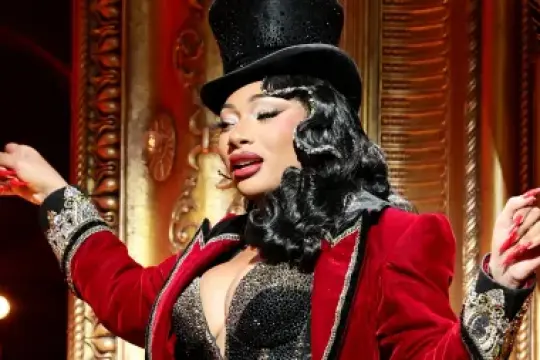 梅根·西·斯泰利昂在《红磨坊！》百老汇演出中突感不适被紧急送医