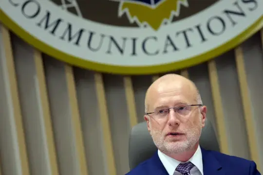 特朗普称FCC主席布伦丹·卡尔“或是房间里最有权势的人”，其对媒体监管言行引发争议