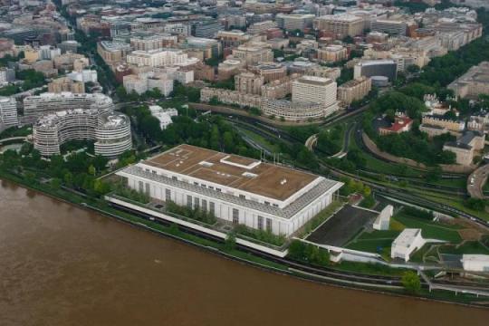 建筑师史蒂文·霍尔批评特朗普肯尼迪中心改造计划“荒谬”