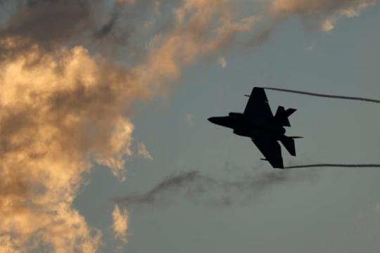 特朗普称拟限制国防承包商高管薪酬与分红回购，推动军费预算上调至1.5万亿美元