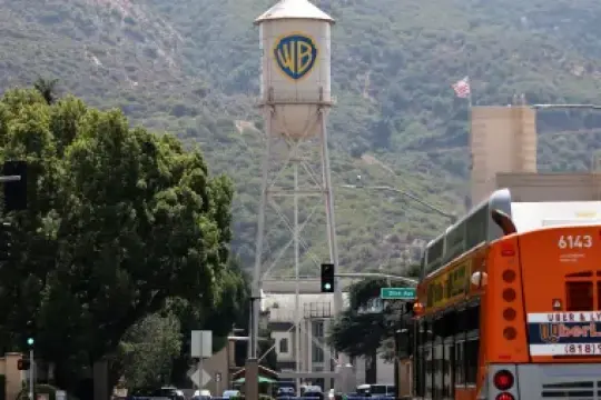 美国编剧工会谴责派拉蒙与华纳兄弟探索合并，称“结果与Netflix交易无异”