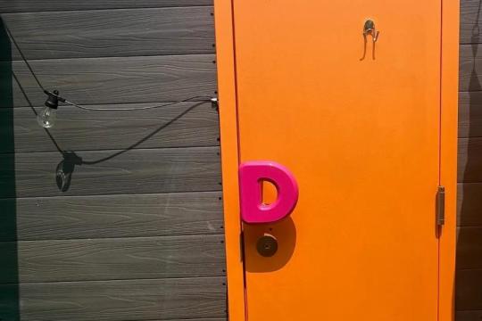 尽管菜单平平，Dunkin'的周边商品却让人爱不释手，这与星巴克截然不同