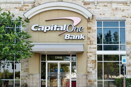 特朗普提议设置信用卡利率上限 资本一股价承压但机构预期未变