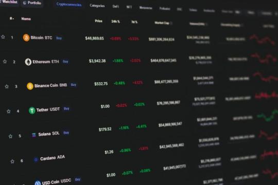 近一半流通比特币处于亏损交易区间，长期持有者转为亏损出售