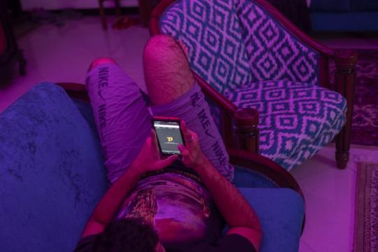 走私通信工具在断网期间维系伊朗与外界的有限联系