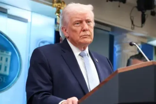 唐纳德·特朗普在伊朗救援新闻发布会上对媒体发起强烈抨击