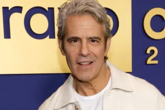 安迪·科恩在SXSW上谈《罗德岛真主妇》和他的新Bravoverse虚拟形象：“我爱我的AI形象”