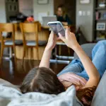 英国将启动为期六周试点：数百名青少年体验社交媒体禁用、数字宵禁及限时措施