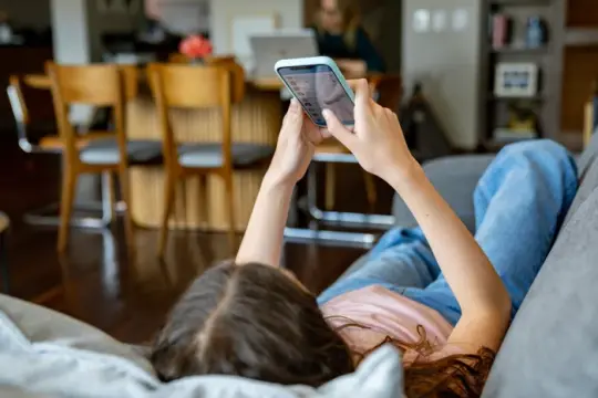 英国将启动为期六周试点：数百名青少年体验社交媒体禁用、数字宵禁及限时措施