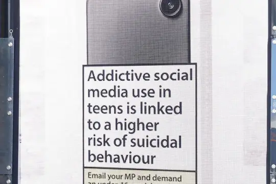 Mumsnet发起全国广告行动，呼吁禁止16岁以下青少年使用社交媒体并加注“健康警示”