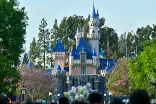 迪士尼新任CEO乔什·达马罗谈主题公园票价，强调“多样化选择”，如50美元儿童票