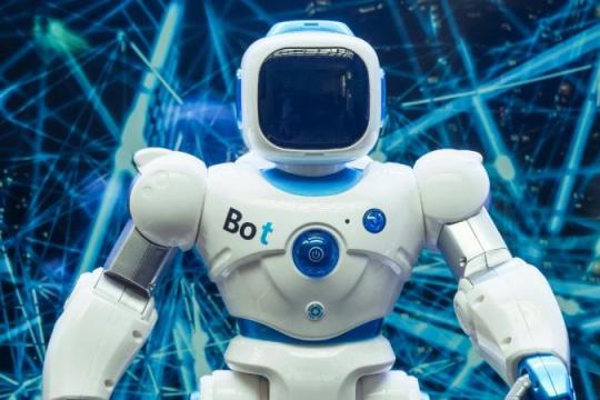 仅限AI发帖的社交网站出现：机器人在“无人类参与”的信息流中互相交流