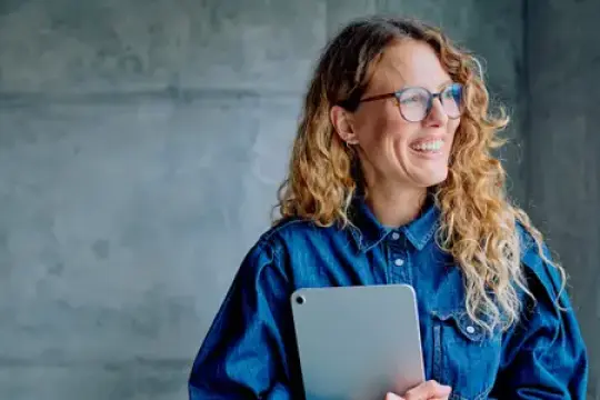 牛仔裤可以穿去办公室，但你需要正确搭配，专家这样说