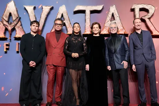 《阿凡达：火与灰烬》全球票房破10亿美元 好莱坞新年开局强劲