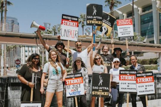 ハリウッド脚本家組合と映画スタジオが4年契約で暫定合意　生成AI学習から脚本を守るルールを継続