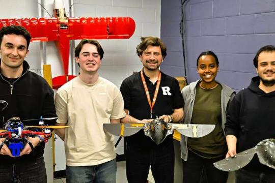 类鸟振翅机器人：以固态智能材料实现更灵活的无人机飞行