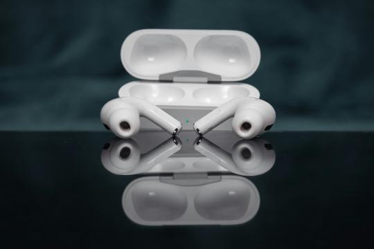 AirPods三项隐藏设置与佩戴方法：从个性化调音到提升密封性