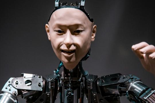 拥有肌肉与骨骼结构的无面人形机器人视频走红，引发关注