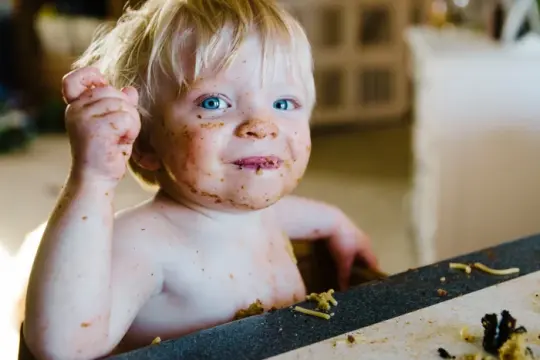 “倾倒式晚餐”走红：意大利面不装盘直接倒上餐桌引发争议