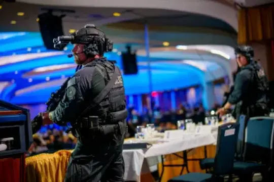 枪声响起时的舞厅内情，总统特朗普被紧急护送，记者们争相报道事件