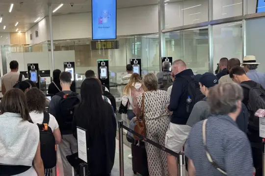 航空公司与机场呼吁暑期高峰暂停欧盟新边境生物识别系统：排队最长五小时、航班空座率或达一半