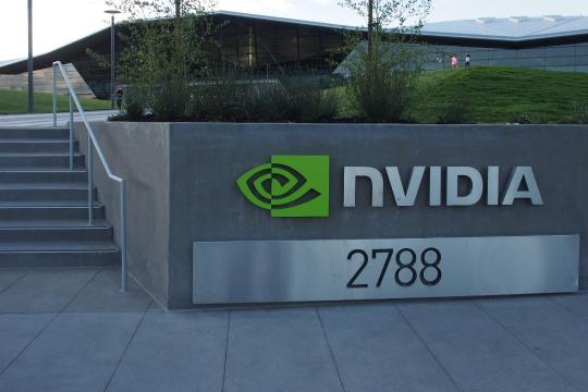 英伟达与博通同处AI浪潮核心：高估值增长与多元化稳健路径分化