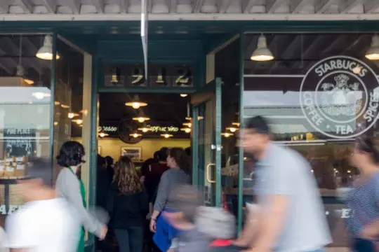 星巴克首家门店员工申请工会选举，首份合同谈判仍陷僵局