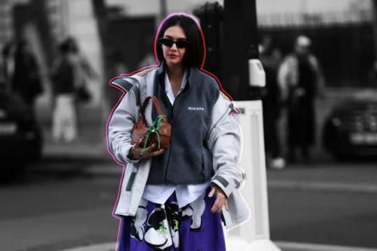 Miu Miu 2500美元灰色抓绒卫衣因酷似“公司周边”引发讨论