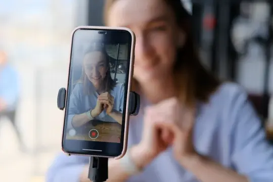 “Instagram 真的是新的 LinkedIn”：Z 世代为何用社交媒体拓展求职渠道