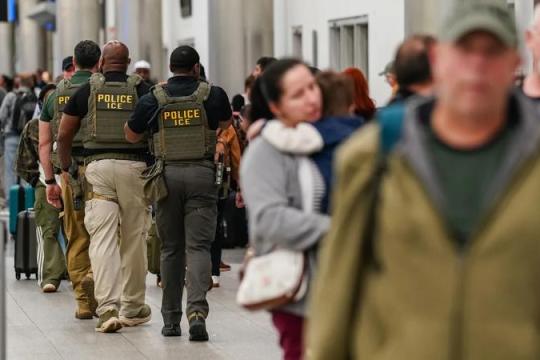 美国部分政府关门致机场安检大乱 特朗普调派ICE进驻引发争议
