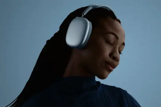苹果发布AirPods Max 2：售价549美元 支持实时翻译与无损音频