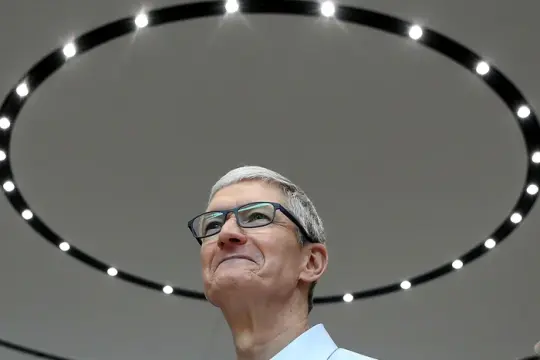 蒂姆·库克卸任苹果CEO：15年任期将公司推至4万亿美元市值，约翰·特努斯接任