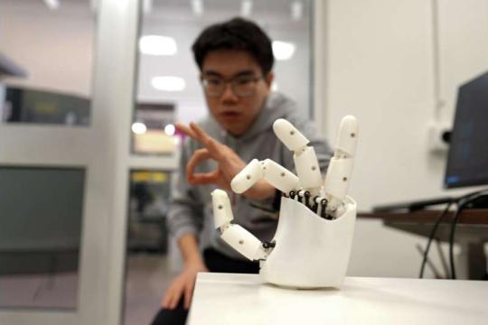 超声腕带让佩戴者用手部动作精确操控机器人手