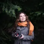 摘下耳机后，她在伦敦街头发现一名陌生人陷入危险