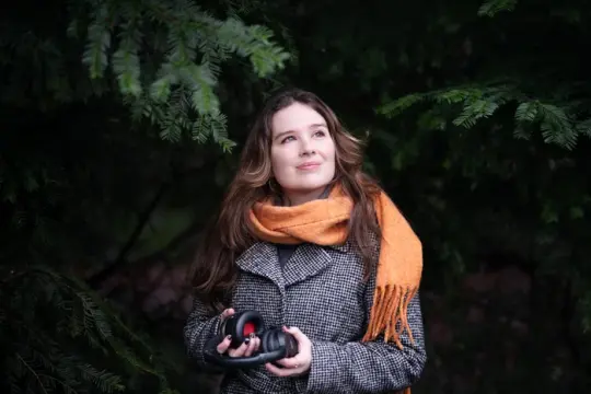 摘下耳机后，她在伦敦街头发现一名陌生人陷入危险