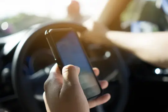 “只是快速看一眼TikTok”：驾驶时看视频等新型分心行为引发担忧