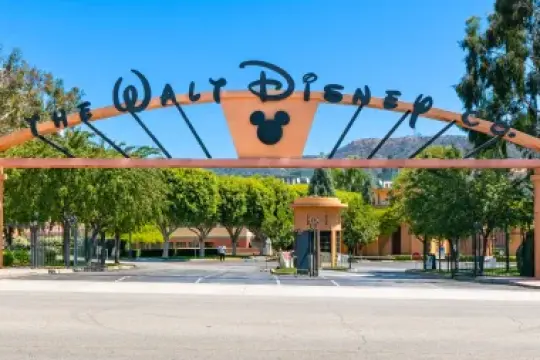 迪士尼聘请摩根士丹利分析师本杰明·斯温伯恩担任投资者关系负责人